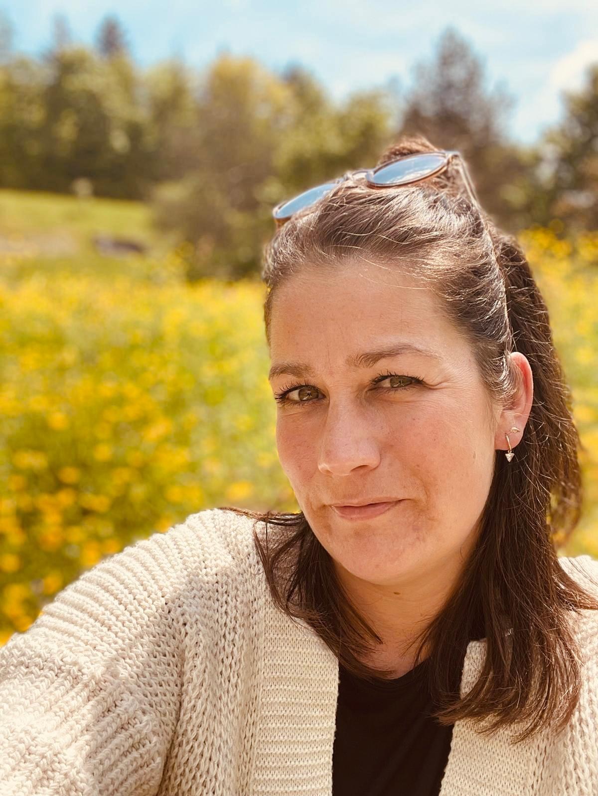 Sabine, acupuncturist bij BLOEI., buiten in het zonlicht